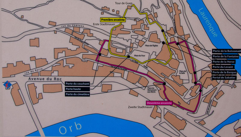 Grundriss der mittelalterlichen Stadtbefestigung von Roquebrun mit dem älteren Mauerring und der späteren Erweiterung.