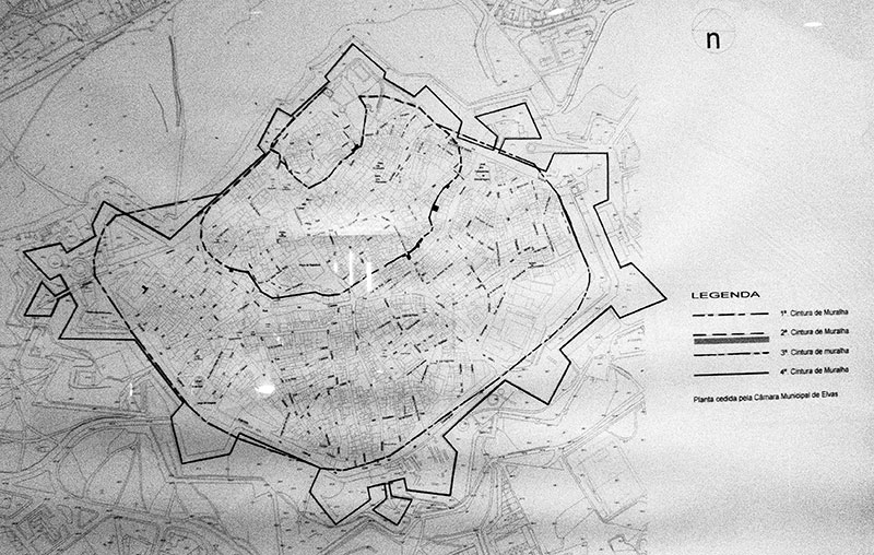 Die Karte zeigt die Linien der drei mittelalterlichen Mauerringe und der bastionierten Festungsmauern aus dem 17. Jahrhundert.