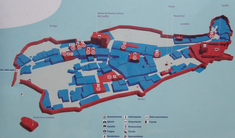 Im Grundriss von Nord gesehen ist der durch das Terrain bedingte unregelmäßige Verlauf der Mauer gut zu erkennen. Rechts das im Westen des Felsrückens gelegene Castillo de Calatañazor.