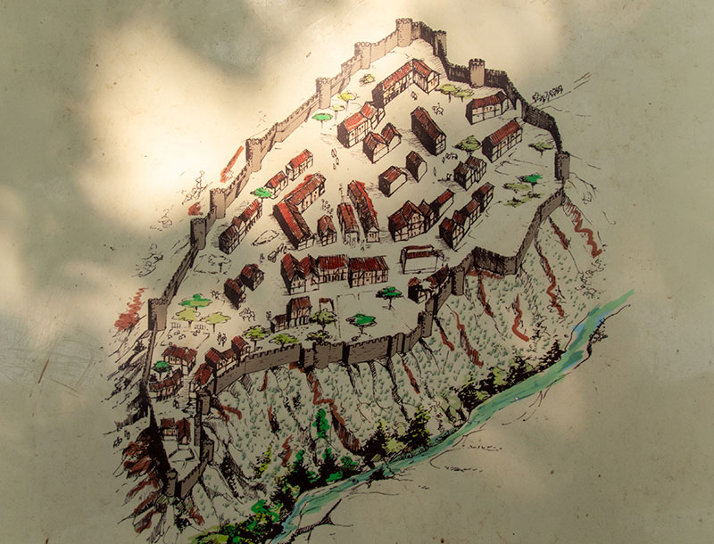 Der Grundriss von Süden zeigt, wie Calatañazor vermutlich im 12. Jahrhundert ausgesehen hat, bevor die Burg errichtet wurde. Es verfügte damals über zwei Stadttore und kleinere Ausfallpforten, davon eine in Richtung Fluss.