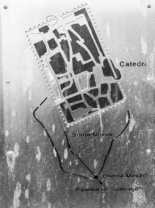 Grundriss mit der rechteckigen Mauerlinie des Römerlagers und der unregelmäßigen Erweiterung über das Burgo Nuevo-Stadtviertel. Die Pfeillinie stellt den Verlauf des historischen Jakobswegs durch die Stadt dar.