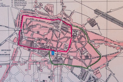 Historischer Stadtplan aus dem 19. Jahrhundert mit den eingezeichneten römischen Mauerlinien (rot) und der späteren mittelalterlichen Mauer (grün).