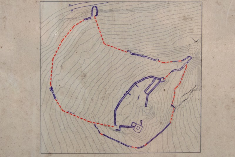 Die Burg  Osma bestand aus drei unregelmäßig geformten, ummauerten Anlagen, die sich dem Hügel anpassten,, auf dem sie errichtet wurden. Im Kern die grob dreieckige Kernburg, im Osten (rechts im Bild) schloss sich eine erste Vorburg an. Später wurde die Burg noch um eine größere Burgmauer mit eingeschlossener Burgsiedlung nach Westen erweitert. Von dieser sind nur noch Geländespuren erhalten. 
Die rot gestrichelte Linie markiert den historischen, aber nicht mehr erhaltenen Mauerverlauf.