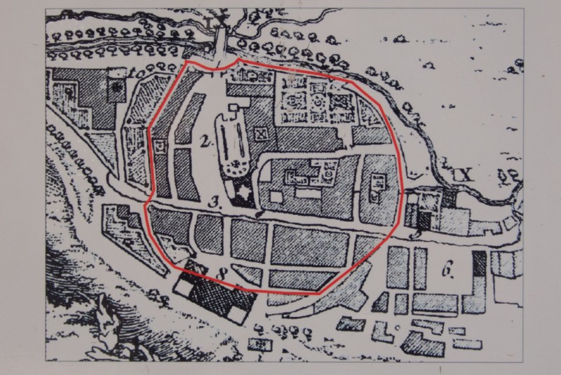 Der einstige Mauerlauf (rote Linie) ist noch heute weitgehend im Straßenbild zu erkennen, auch wenn nur geringe Reste der Mauer erhalten sind.