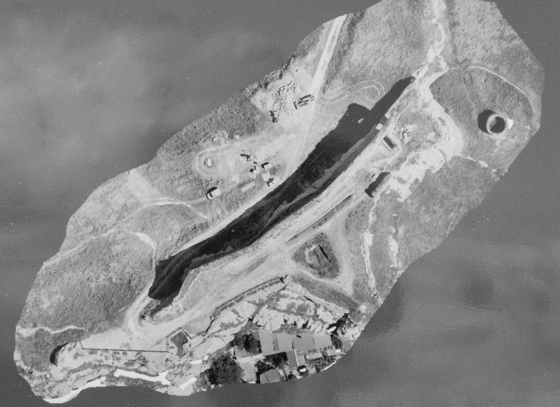 Drohnenaufnahme des Burgbergs mit dem langgezogenen Bergrücken und dasaus nach Südosten heraustretenden dreieckigen Bergvorsprung.