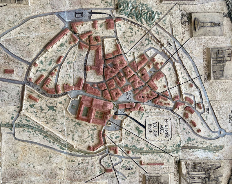 Der Grundriss der einstigen Stadtmauer zeigt, dass sie schon damals großzügig um den bestehenden Ort herum geplant war. Santo Domingo de Silos ist seitdem nicht wesentlich über die Mauerlinie hinausgewachsen.